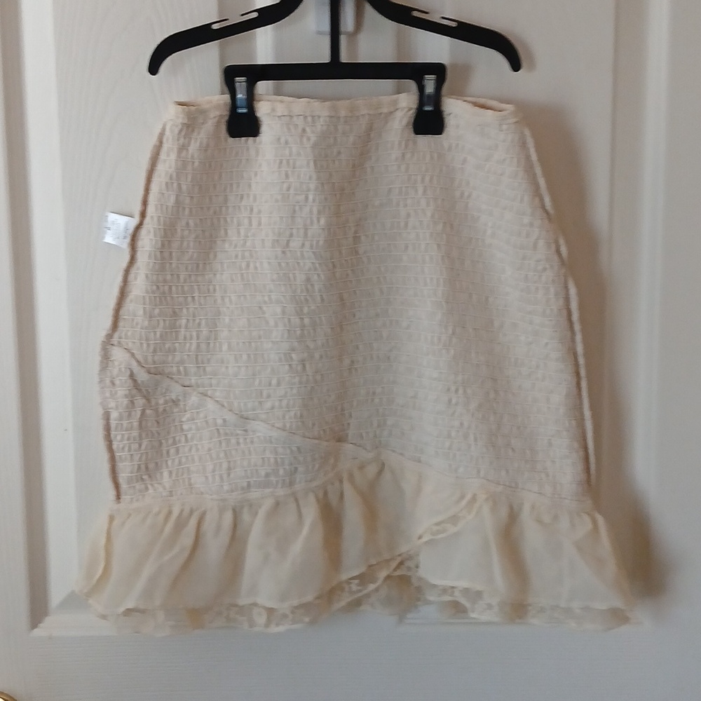 LE LIS Cream Ruched Lace Ruffle Skirt Size Medium NWT - Picture 5 of 9